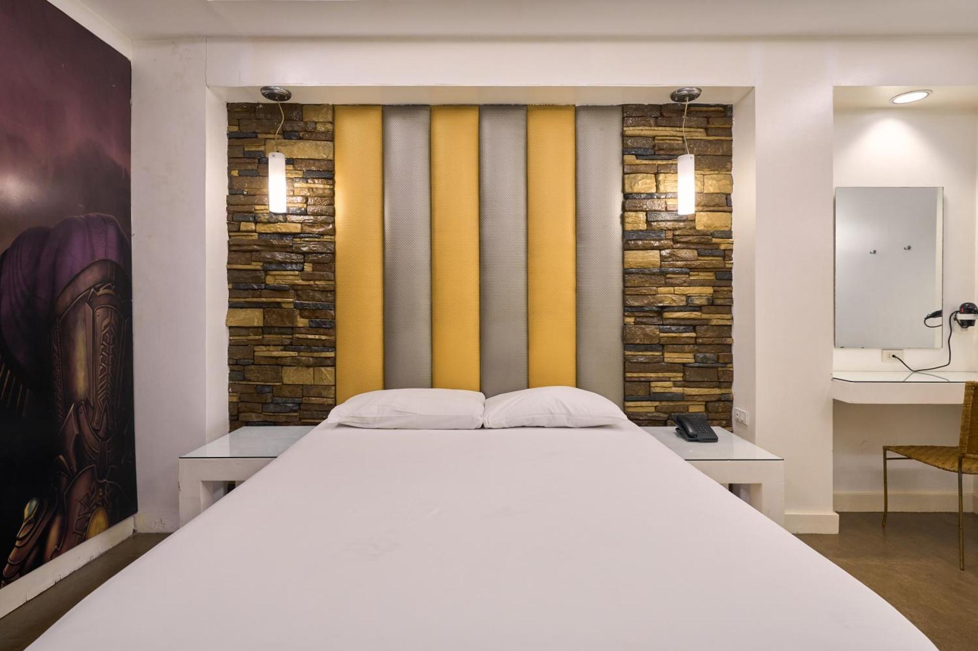 Victoria Court Malabon Hotel Valenzuela Ngoại thất bức ảnh