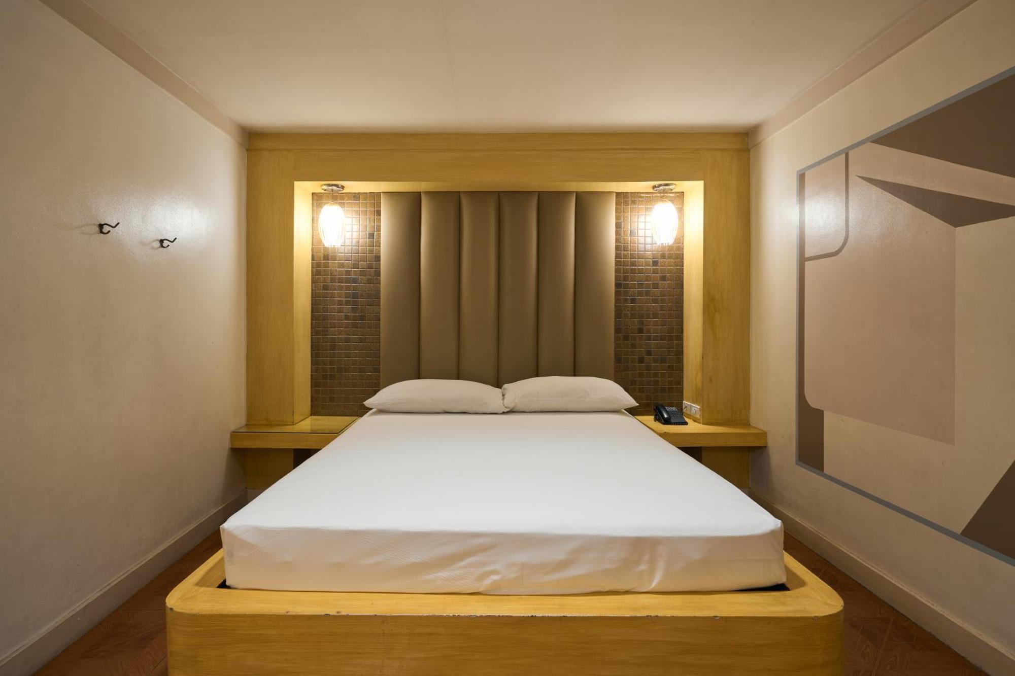 Victoria Court Malabon Hotel Valenzuela Ngoại thất bức ảnh